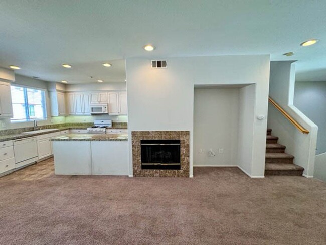 Building Photo - 3 bedroom Murrieta Condo in the gated Will...