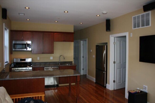 Building Photo - Charming 4 bedroom-No Broker Fee