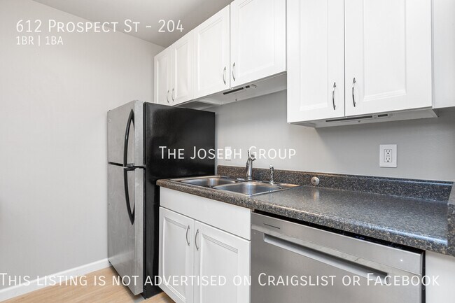 Building Photo - Bright & Modern Unit in Prime Location!