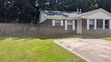 Building Photo - Spacious 2BD/2BA Duplex
