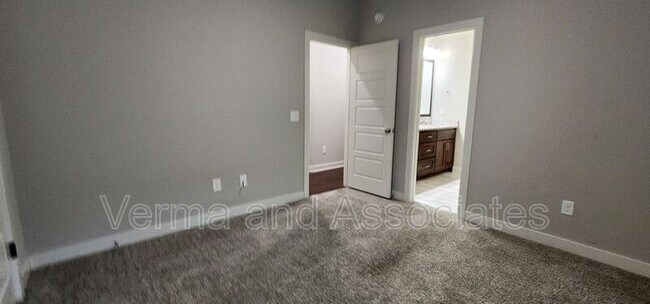 Building Photo - 3200 SW Hazelnut Ave