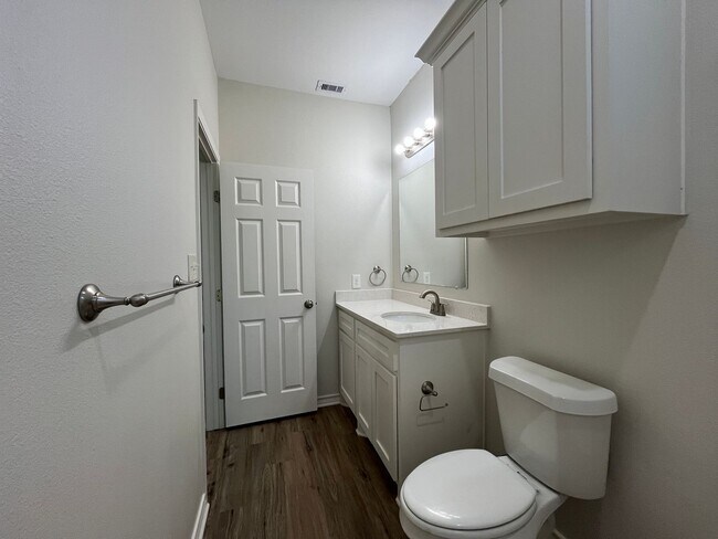 Building Photo - NEWER BUILD IN PA CLIFFS!!