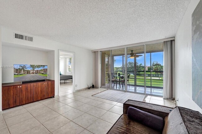 Building Photo - 1911 Sabal Palm Dr
