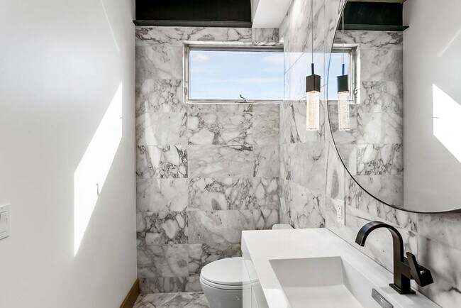 Building Photo - Perfect Beach Getaway! Hotel-like Studio H...