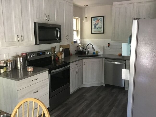 Primary Photo - Refinished 2 Bedroom Home Near Downtown Fo...