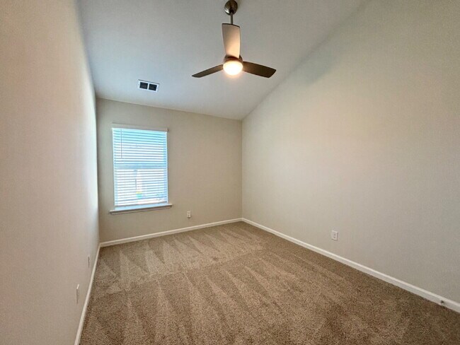 Building Photo - Beautifully Maintained Three Bedroom Townh...