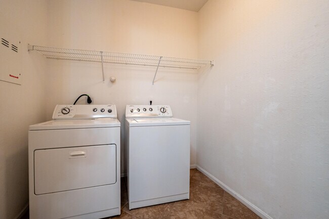 Building Photo - 2567 SE Ruskin Dr