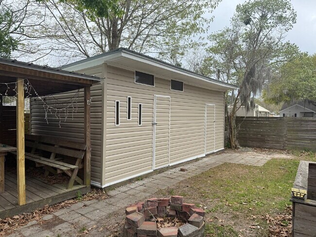 Building Photo - Location, Space and convenience at this adorable home.