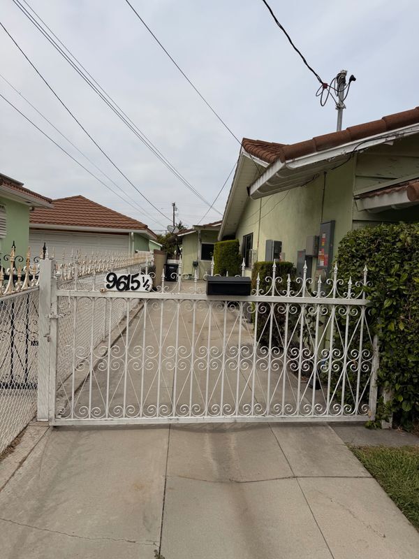 Building Photo - 9615 Walnut