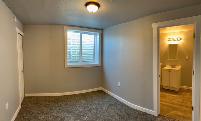 Building Photo - Spacious 5 Bedroom Home