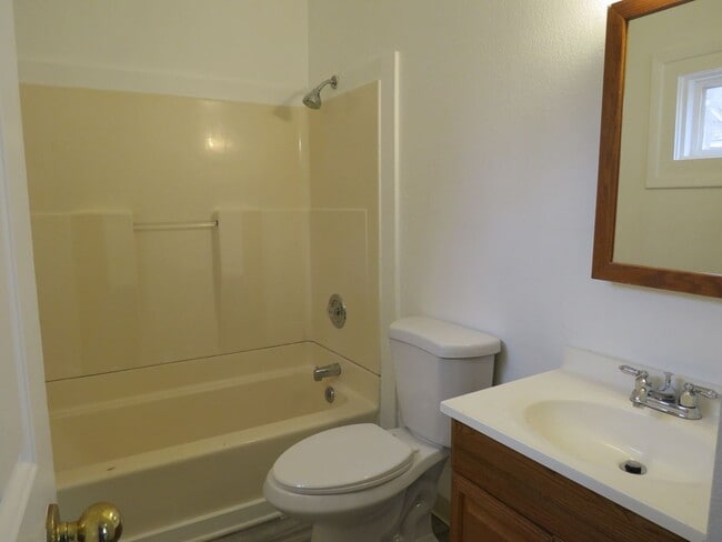 Building Photo - 2 Bed / 1 Bath House
