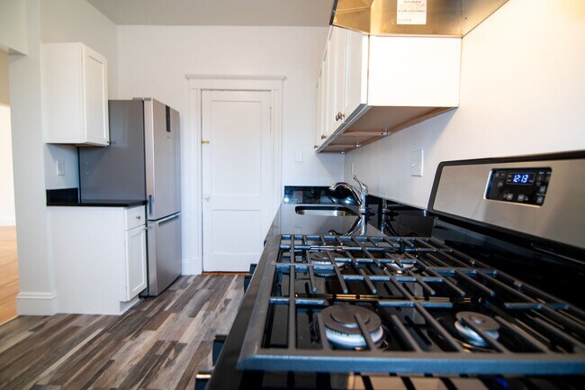 Building Photo - Renovated 2BR apartment with balcony, heat inc. on Brookilne/Allston line!