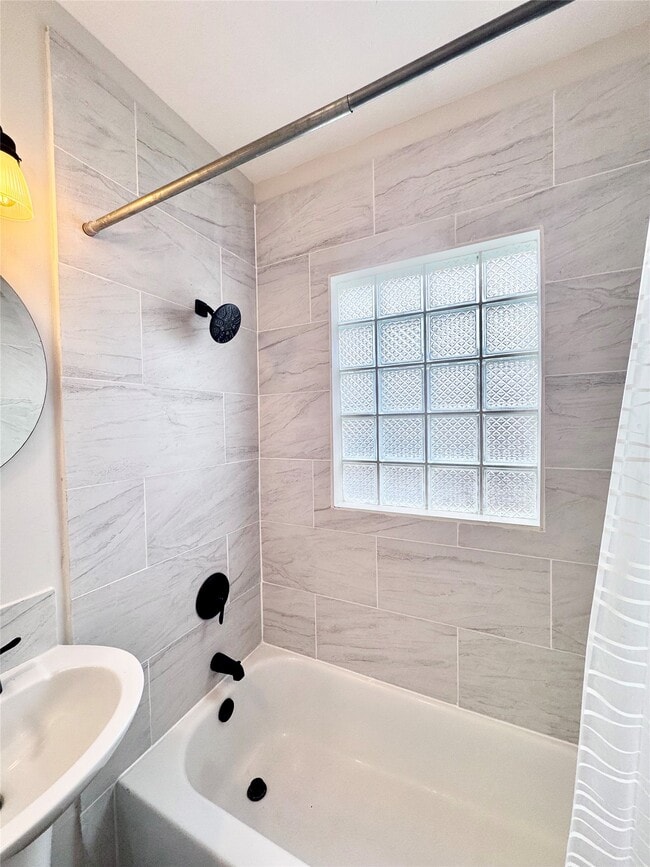 Building Photo - 629 E 11th St