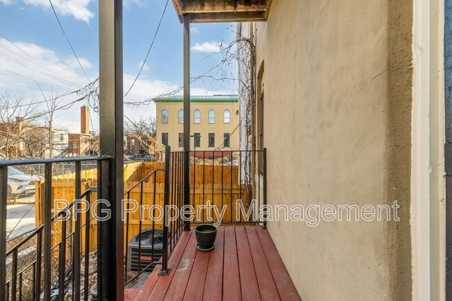 Building Photo - 1033 5th St NE