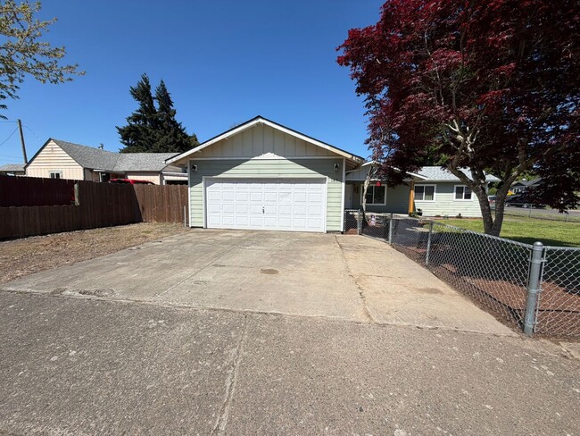 Building Photo - Beautiful 2 Bedroom on a Large Corner Lot!