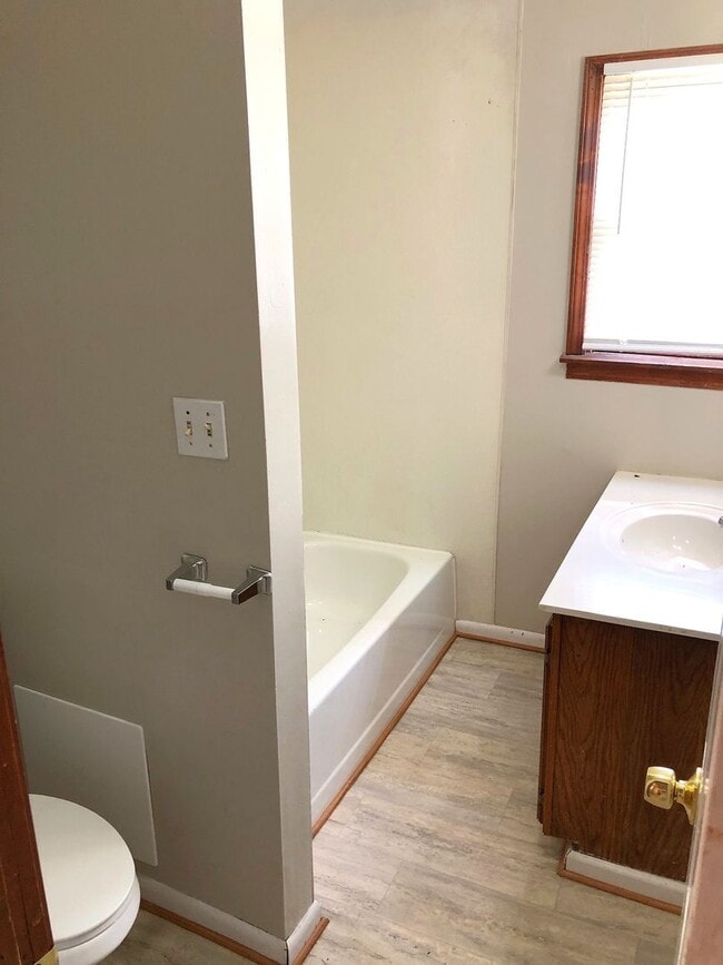 Building Photo - 3 Bed, 2 Full Bath House, MOVE-IN READY!!