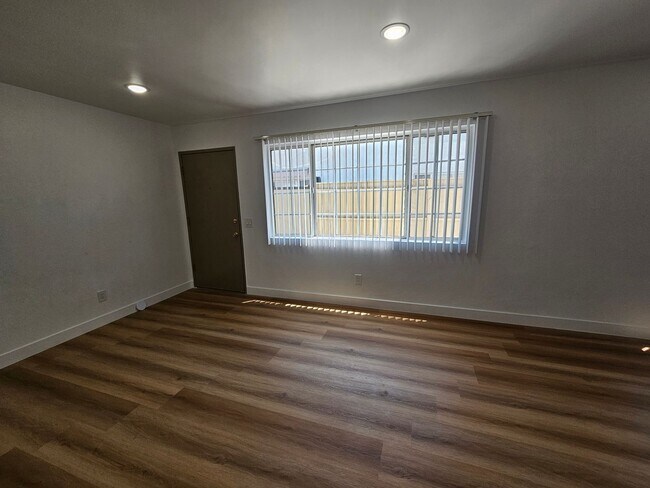 Building Photo - 245 E Ave 38