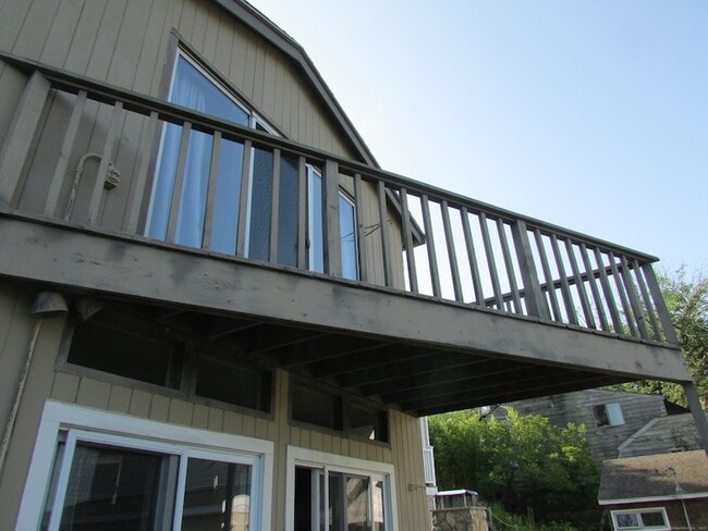Building Photo - 102 Riverview Ave