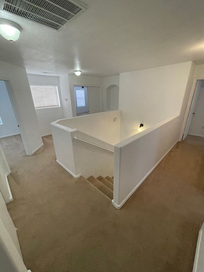 Building Photo - Great 5 Bedroom/2.5 Bathroom off Porter Dr.