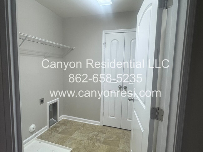 Building Photo - 2521 Spinnaker Dr