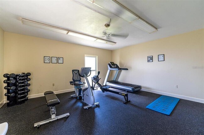 Building Photo - 7193 W Country Club Dr N