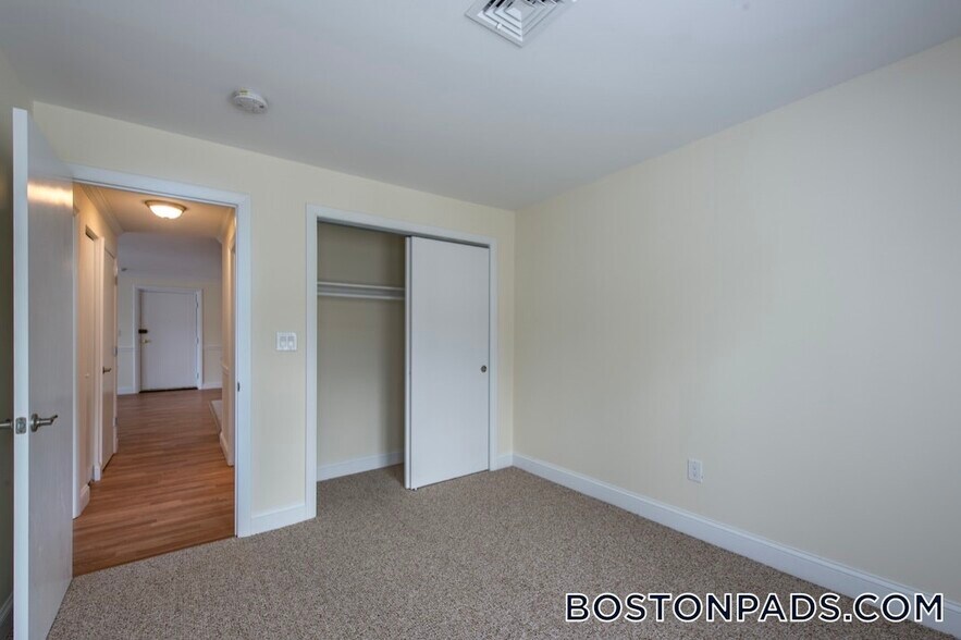 Building Photo - 10 Westgate Dr