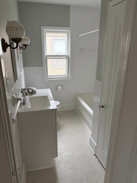 Building Photo - 75 Shoshone St