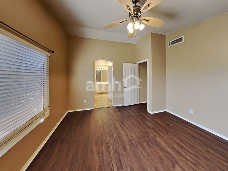 Building Photo - 907 N Albert Dr