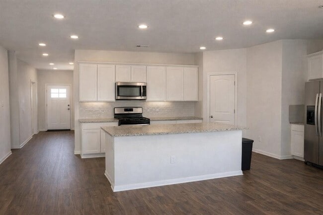 Building Photo - 608 Mais Dr