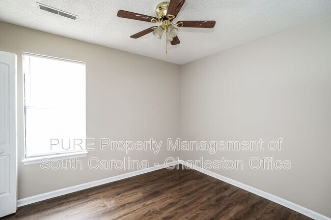 Building Photo - 9506 S Cardinal Dr