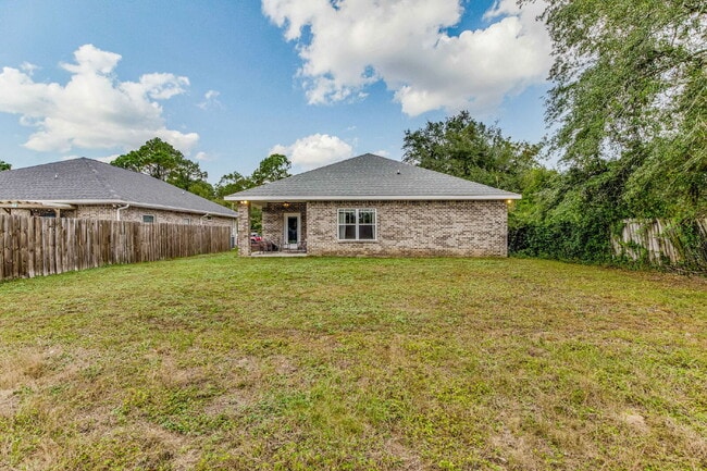 Building Photo - This beautifully maintained 3-bedroom, 2-bathroom residence offers the perfect blend of comfort, ...