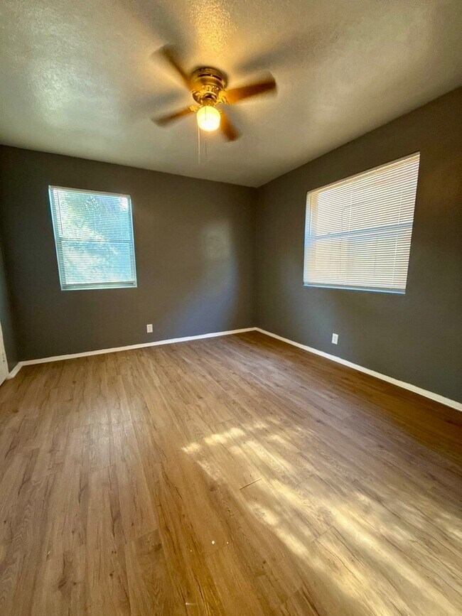 Building Photo - Great affordable apartment in St. Nicholas!