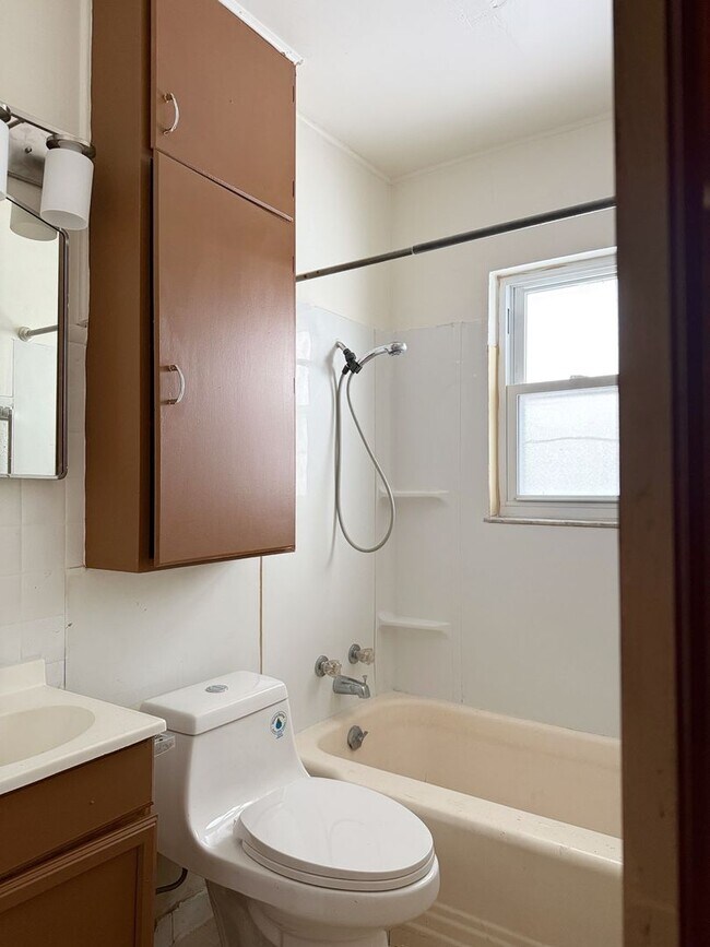 Building Photo - 1339 E Illinois St, Evansville, one bedroom, one bathroom