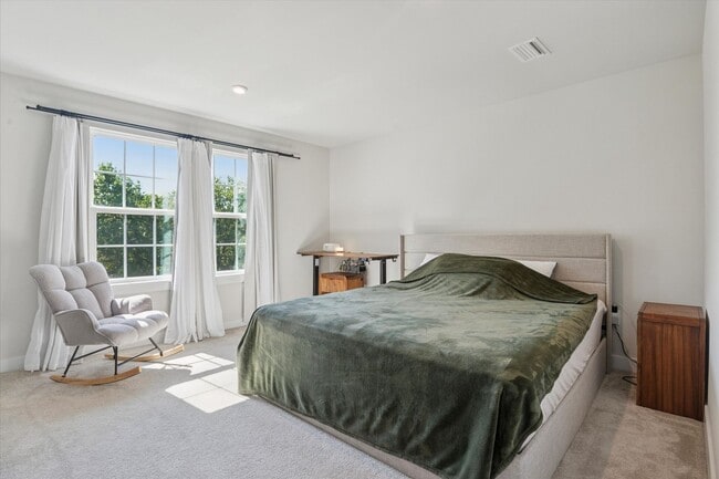 Building Photo - Beautifully Upgraded 4B/3.5B Home with Dec...