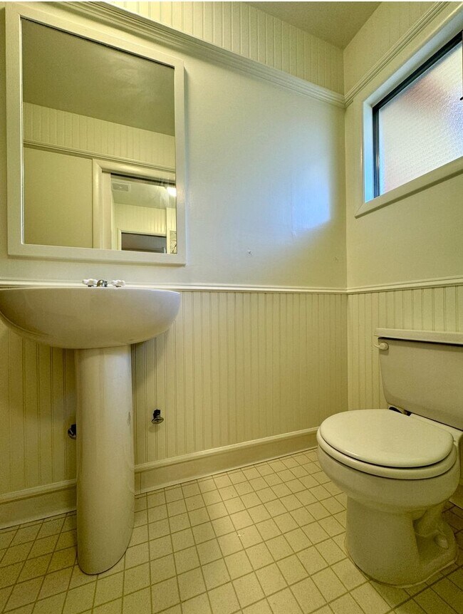 Building Photo - **50% OFF FIRST MONTH'S RENT** Country Liv...