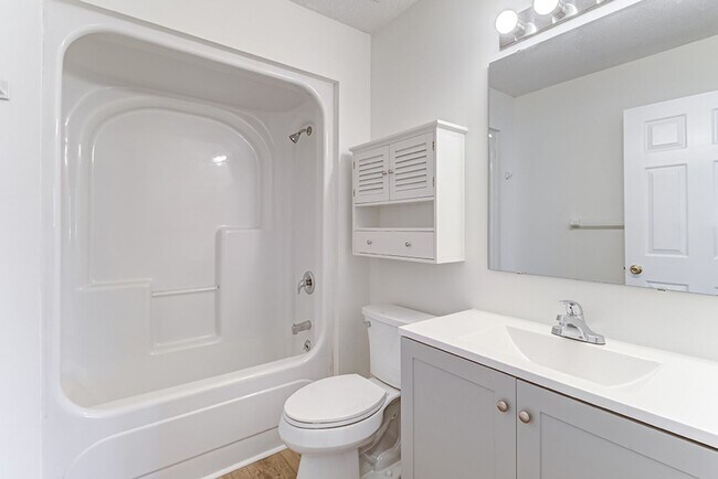 Building Photo - Lovely Town Home in Inland Greens