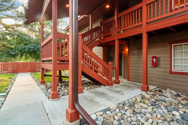 Building Photo - Furnished! Updated 3bed/3bath! 1 car garag...