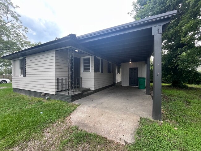 Building Photo - 217 17th St N