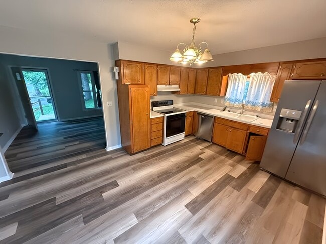 Building Photo - Charming 3-Bed 1.5 Bath Raised Ranch with ...