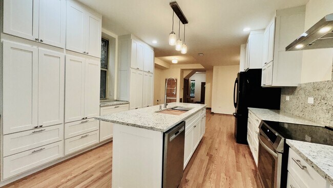 Building Photo - 6128 S Kenwood Ave