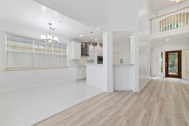 Building Photo - 304 Lago Vista St