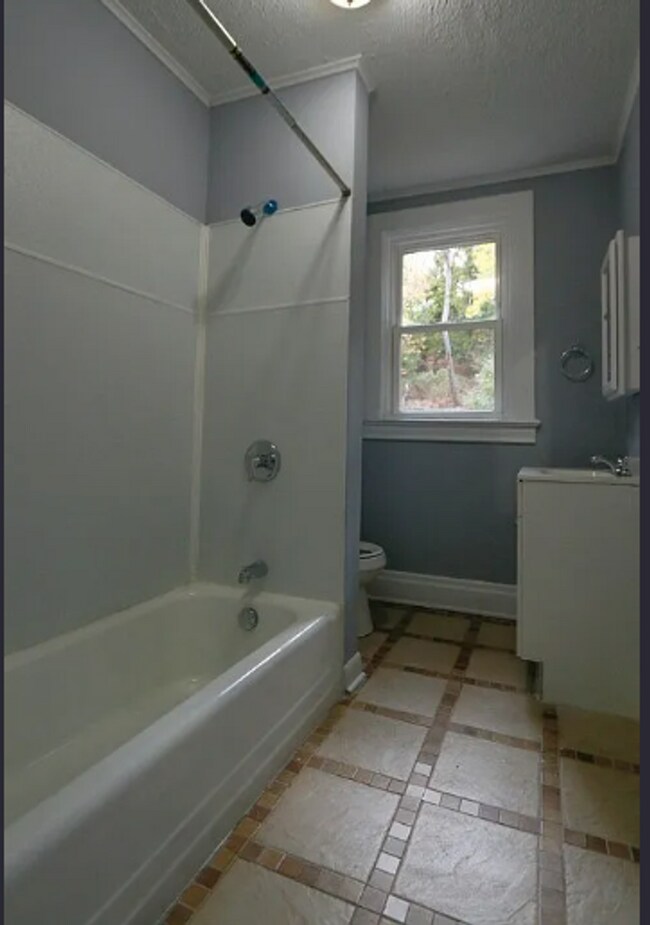 Building Photo - Spacious 4 Bedroom Home in Swissvale