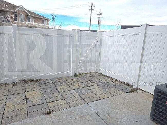 Building Photo - Bright & Clean 3 Bedroom, 2.5 Bathroom Townhome for Rent in Idaho Falls by Real Property Manageme...