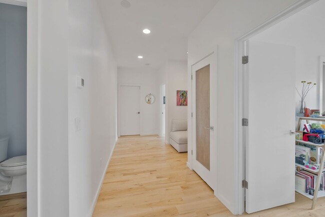 Building Photo - Custom-Built 4 Bed/ 2 Full + 2 Half Bath Modern Home at the base of Love Circle, Fully Furnished,...