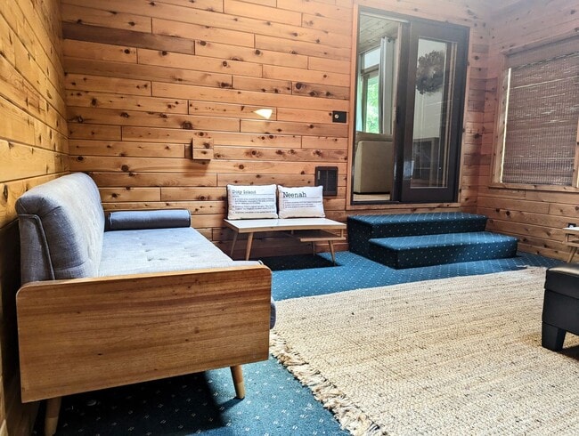 Building Photo - Four Bedroom Neenah House