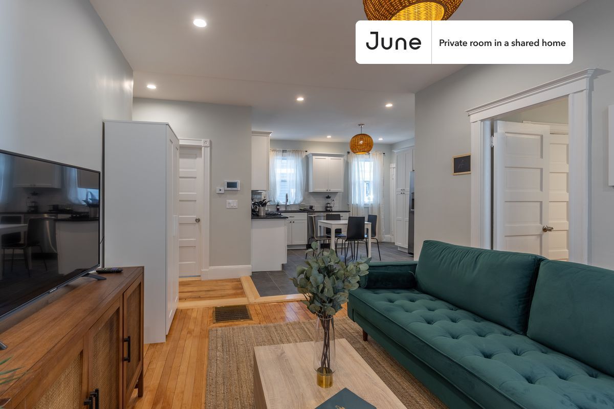 Building Photo - Private bedroom in 4 bed/2 bath Home