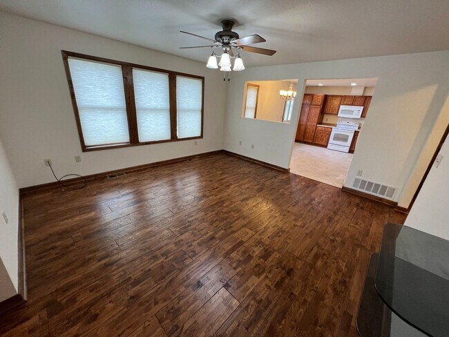 Building Photo - 409 S Broadway Ave