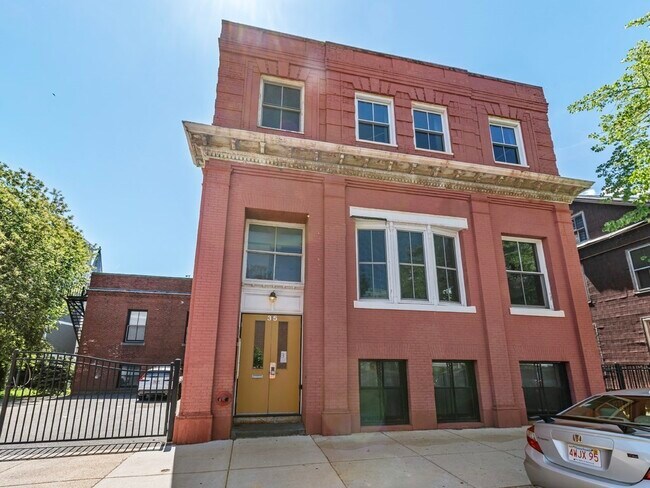 Building Photo - 35 Saratoga St