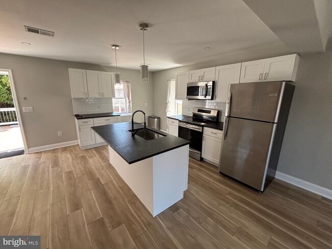 Building Photo - 5543 Ridge Ave