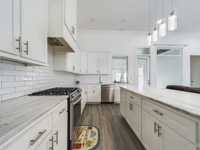 Building Photo - Luxurious 4 bedroom home available JANUARY 19th in Lafayette!